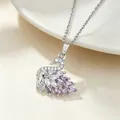 Vista macro dettagliata di una collana con ciondolo a cigno e pietre marquise trasparenti e viola - Collana Con Cigno Bianco E Argento