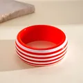 Primer plano de un brazalete de resina a rayas rojas y blancas sobre fondo texturizado - Rojo y Blanco