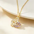 Elegante collana con pendente a cigno dorato con cristalli marquise bianchi e viola. - Collana Con Cigno In Oro E Bianco