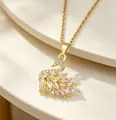 Vista dettagliata del ciondolo a cigno con cristalli marquise colorati eleganti. - Collana A Forma Di Cigno In Oro Bianco E Rosa