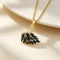 Elegante collana con ciondolo a cigno dorato con cristalli di zircone neri e bianchi - Collana Con Cigno In Oro E Nero