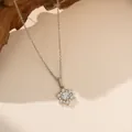 Vista dettagliata di una collana con ciondolo a fiocco di neve in argento e micro-pavé - Collana Ciondolo Fiocco di Neve (9220) / Argento