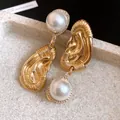 Nahaufnahme von Vintage-Ohrhängern in Goldoptik mit großen Perlen und Kristallumrandung - Gefalteter Wassertropfen-Anhänger (HE33135) / Gold