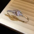 Detailansicht eines Knotenbangle-Armbands mit Zirkonia-Besatz und 18-karätiger Vergoldung - Silber