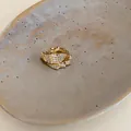 Vista dettagliata di un ear cuff dorato con zirconi e design geometrico - Stile Scaglie Triangolari per Orecchio Sinistro (1#) / Pezzo Singolo / Oro