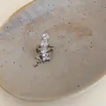 Vista dettagliata di un ear cuff a stella argentato con brillanti zirconi trasparenti - Ciondolo a Stella Intarsiato per Orecchio Destro (4#) / Pezzo Singolo / Argento