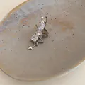 Vista dettagliata di un ear cuff a stella in argento con zirconi lucidi su un vassoio - Stile Stella Bicolore per Orecchio Sinistro (3#) / Pezzo Singolo / Argento