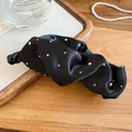 Elegante molletta per capelli in tessuto nero con pois argento su un vassoio di legno - 18# Clip a Torsione / Nero