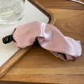 Elegante fermaglio per capelli in raso rosa con strass scintillanti su vassoio. - 19# Clip a Torsione / Rosa