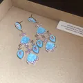 Vue détaillée de boucles d'oreilles vintage avec zircon bleu ciel et rose brillant - Bleu