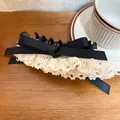 Elegante molletta per capelli con fiocco nero e pizzo color crema su un tavolo - 13# Clip a Torsione / Bianco - Fiocco Nero