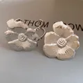 Bracciale a fascia vintage in metallo argentato con fiore stropicciato e design traforato - Stile Fiore 3D Increspato (81#) / Set di 2 pezzi / Argento