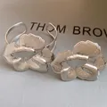 Anello aperto vintage in metallo argento con fiore stropicciato e dettagli traforati - Stile Fiore Intagliato Increspato (82#) / Set di 2 pezzi / Argento
