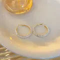 Elegante goldene Creolen mit klaren Glasperlen in einer detaillierten Makroansicht. - Klassischer Runder Stil (Style 1) / Gold-Weiß