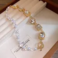 Detailansicht einer Vintage-Halskette mit Strass und Perlen in einer Schmuckschatulle. - Vintage-Ovale-Perlenhalskette (HN12143) / Gold-Weiß