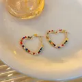 Elegante herzförmige Creolen mit bunten Glasperlen und edlem Gold-Finish-Design - Reiner Goldstil (Style 5)