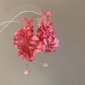 Dettaglio di orecchini a fiore in tessuto rosa con farfalle e nappe lunghe pendenti - Stile Bocciolo di Fiore a Farfalla in Resina