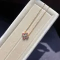 Elegante gouden ketting met een roze zirkoon bloemenhanger in een fluwelen doosje. - Ketting / Goud-Roze