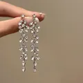 Élégantes boucles d'oreilles pendantes en argent avec zircone cubique et feuilles - Long Gland (HE31910-1) / Argent