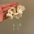 Eleganti orecchini a nappa con fiori in tessuto bianco, perline verdi e gocce blu - Stile Fiore in Tessuto Stereo Bianco
