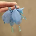 Orecchini a fiore in tessuto azzurro con nappe e cristalli per le vacanze estive - Stile Tessuto in Cristallo Azzurro