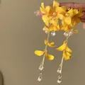 Orecchini a nappa con fiori in tessuto giallo stile foresta con perle e cristalli - Stile Perla a Forma di Orchidea Gialla