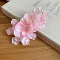 Douce pince à cheveux fleur rose avec accents de perles pour femmes sur un livre vintage - Pince à Bec de Canard (Pièce Unique) / Rose