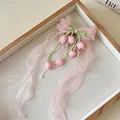 Vista dettagliata di un fermaglio per capelli in chiffon rosa con pendenti tulipano. - Fermagli per capelli a becco d'anatra / Rosa