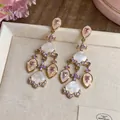 Luxuriöse Vintage 18k vergoldete Muschel-Ohrhänger mit rosa Zirkonen und Edelsteinen - Weiß