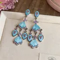 Vintage Ohrhänger mit 18 Karat Vergoldung, hellblauen Steinen und rosa Zirkonias - Blau