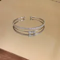 Dettaglio del bracciale a doppio strato con fiocco in zircone e pietre pavé. - Stile Fiocco / Argento
