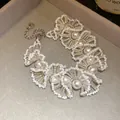 Detailansicht einer handgefertigten Halskette aus weißen Perlen im französischen Stil - Armband / Weiß