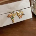 Détail rapproché de boucles d'oreilles fleurs asymétriques avec pierres œil-de-chat - Tige en argent-Café-Rose