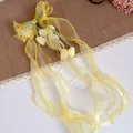 Dettaglio clip per capelli fiocco mughetto giallo con eleganti nastri lunghi. - Fermagli per capelli a becco d'anatra / Giallo