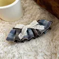 Vue détaillée d'une pince à cheveux en tissu à carreaux bleus avec dentelle blanche - Pince Torsadée / 咖啡色, 蓝色