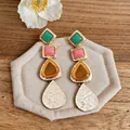 Detalle de pendientes colgantes geométricos vintage con resina de colores y metal - Dorado-Multicolor