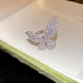 Dettaglio macro di un anello a farfalla in argento con micro-pavé di zirconi - Stile Farfalla (HR3438) / Aperto Regolabile / Bianco
