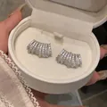 Primo piano di orecchini a lobo in zirconia cubica a forma di C in confezione - Argento