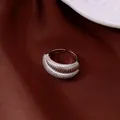 Dettaglio di anello aperto argento con trama a costine e zirconi molto brillanti. - Regolabile (HR3596) / Argento