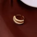 Dettaglio macro dell'anello aperto placcato oro 14k con micro pavé di zirconi cubici - Regolabile (HR3596) / Oro