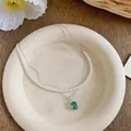Dettaglio della collana di perle a doppio strato con ciondolo ovale in zircone verde - Stile Vintage Francese a Doppio Strato / Argento e Verde