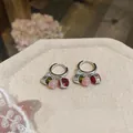 Macro di orecchini retrò con gemme rosse e verdi e perline rosa su espositore - Verde-Rosso (Placcato Oro)