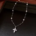Primo piano di una collana d'argento con perle bianche e un ciondolo a croce di cristallo. - Stile Croce in Zirconia (6#) / Argento-Bianco
