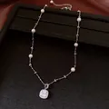 Macro di una raffinata collana di lusso francese con ciondolo in zircone e perle - Stile Zirconia Quadrata Halo (2#) / Argento-Rosa