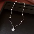 Dettaglio di un elegante ciondolo in zircone a forma di ventaglio e collana di perle - Stile Zirconia a Ventaglio (3#) / Argento-Bianco