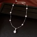 Primo piano di una collana d'argento con perle e un ciondolo tondo in zirconia cubica - Stile Zirconia Tonda Semplice (5#) / Argento-Rosa
