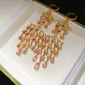 Detailansicht der Quastenohrringe mit rosa Zirkon-Wassertropfen in Samtschachtel - Lange Quaste / Gold-Rosa