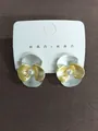 Minimalistische zweifarbige Blumen-Ohrstecker mit Perle auf weißer Präsentationskarte - Blumen-Stil (HE34125) / Gelb