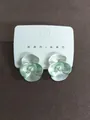 Elegante silberne Blumenohrstecker mit grüner Emaille und Perlenakzenten auf Karte - Blumen-Stil (HE34125) / Grün