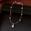 Vista dettagliata del ciondolo in zircone quadrato e perle bianche su catena in argento - Stile Zirconia Quadrata Squisito (8#) / Argento-Rosa